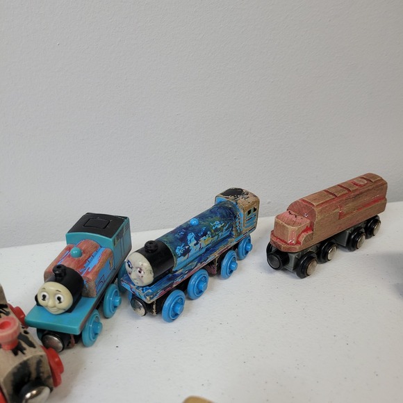 Thomas & Friends Melissa & Doug Brio Wooden Train Lot Thomas Gordon Fire Engine - Picture 4 of 8